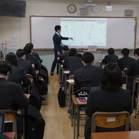 教室には電子黒板・プロジェクターが配備されている