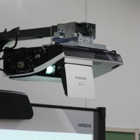 情報モラルの授業に使用された日立製電子黒板のプロジェクターユニット