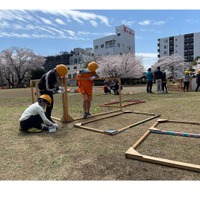 こどものまちを建設する大工の仕事