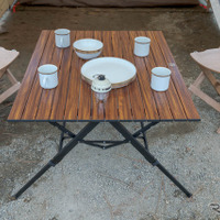 テーブルも4人がしっかり使える広さで、高さも調節可能なタイプ。