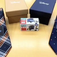 オリジナルネクタイ＆限定デザインミニカー ギフトボックスセット　(C) TAKARA TOMY、(C) Disney