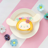 「Flower Puroland」シナモロールモチーフの「花冠スフレロールケーキ」（C）2023 SANRIO CO., LTD. TOKYO, JAPAN 著作 株式会社サンリオ