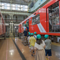 車体と台車が分離され、整備中の車体内部を見学できた。