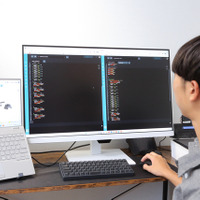 ノートパソコンの画面を拡張して2画面で使用。「横向きでコード画面を2列に並べプログラミングをしながら、ノートパソコンの画面で調べものができる」