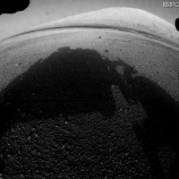 キュリオシティが撮影した火星の景色。シャープ山が写っている