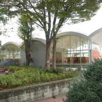杏彩館は、キャンパス内の庭園からつながる2階入口もあり、地形を生かしたデザインになっている