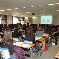 講義は昭和女子大学の学園本部館3F大会議室で受講者約120名を集めて行われた