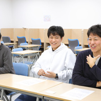 左から、河合塾マナビス立川校の柴田哲氏、池田大輝さん、池田さんのお父様