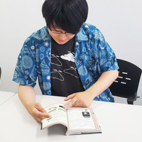 三上さんが着ているTシャツのイラストは「オオシモフリエダシャク」という蛾（が）