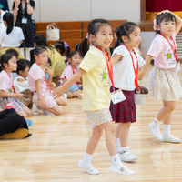 体育館で思い切り体を動かし、声を出す。子供たちの笑い声が響いていた