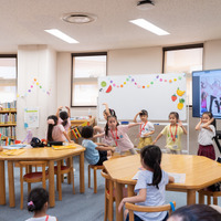 豊明小学校の図書室で行われていた幼稚園年長の「English」クラス。前に出て楽しそうに発表していた