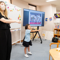 幼稚園年長の「English」クラスのようす。写真を見て何のスポーツか当てながら英語を学ぶ