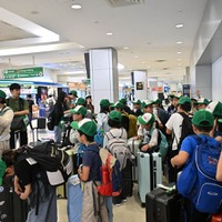 初めての海外旅行の子供たちもチェックインは自分で行う