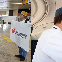 JR浦佐駅で迎えるスタッフ。J-POWER「シゲさん」が挨拶