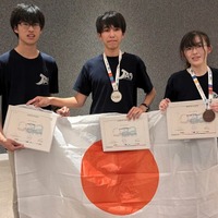 第17回国際天文学・天体物理学オリンピック閉会式後の日本代表生徒ら（2024年8月26日撮影、写真左より齋藤さん・長谷川さん・市川さん）