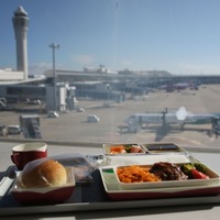 機内食ランチをプレゼント（写真は2023年度）