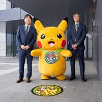 『ポケモン』の原点「ゲームボーイ」から飛び出すピカチュウ…！「ニンテンドーミュージアム」施設内に設置される「ポケふた」がお披露目