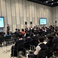 会場内特設エリアでの特別講演や学校別説明会