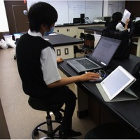 研究活動にiPadを活用する生徒