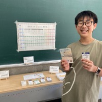 「元素カルタ」を披露するレウォン氏