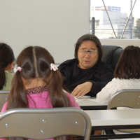 文章表現の第一人者である宮川俊彦氏による文章表現（作文）のクラス。大人が受けてもためになるとのことで、教室脇ではお母様方も聴講していた