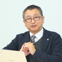 取材に応じてくれた、通信教育事業本部 中学生事業部・事業部長の祝賀憲孝氏