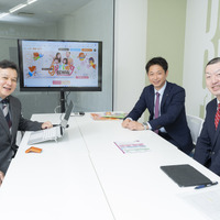 左から、KidsUPのカリキュラム監修を務める萓忠義氏（応用言語学博士・学習院女子大学教授）、KidsUP取締役副社長 辻球一氏、ピアソン・ジャパン 代表取締役社長 寺西裕氏