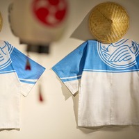 【OMO5京都三条】鷹山の曳き手法被を展示したOMOベース