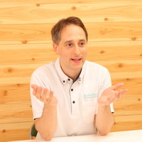 ”Safe””Care””Fun”の3つを心掛けたうえで「幼少期に必要なさまざまなチャレンジの機会を提供します」とジェイク先生