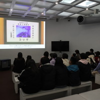 参加者は皆、映像に真剣に見入っていた