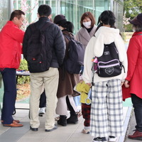 当日の入り口前のようす。入り口わきの木に薄いピンクの花が咲いているが、こちらは桜ではなくアーモンドの花