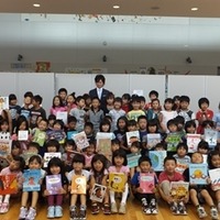 北広島西部小児童と絵本寄贈者