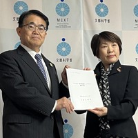 大村秀章 文教・スポーツ常任委員会委員長（愛知県知事）（左）より、あべ 俊子文部科学大臣（右）に要請書を手交
