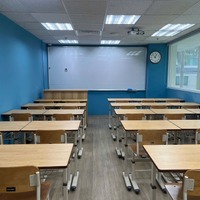 現地の日本人の子供たちに対して、日本国内と同等の教育を展開している