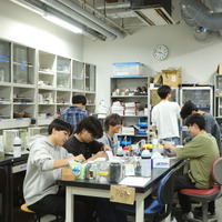下山研究室で材料の混合を行う研究室の学生たちのようす