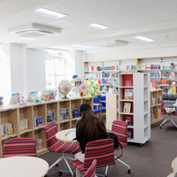 「e-space」の共通語は英語。常駐の専任アドバイザー教員への相談、英語学習のサポートが受けられる