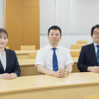 星野高等学校グローバルフロンティアコースチーフの鳥越智晴氏（中央）、英語科教諭の橘内 惠氏（左）、英語科教諭の佐藤彬氏（右）