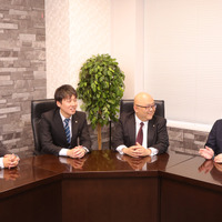 左から、臨海セミナー ESC難関高校受験科 教務部 神奈川文系課 上席係長・青木陽介氏、小中学部 事業部本部 教務部神奈川責任者・山田翔太郎氏、ESC難関高校受験科 事業部長・飯沼徹氏、ESC難関高校受験科 教務部 神奈川文系課 主任・長澤裕文氏