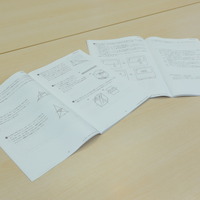 Z会中学受験コース専科「志望校別予想演習」の教材（端的な問題が並ぶ灘（左）と長文の問題の開成（右））