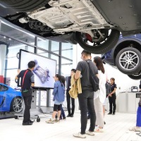 Porsche Kids Tech Class　ワークショップ内見学の様子