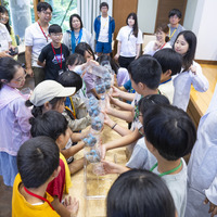水を注ぐとダムに見立てた水槽に水がたまる