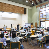 大人たちが懐かしい、フレミングの法則「電流・磁界・力」のポーズでラップダンスに挑戦