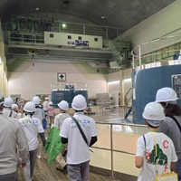 発電機室では大きな発電機が稼働していた