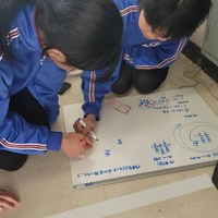 ARスポーツ「HADO」小学校の作戦会議のようす