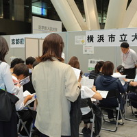 横浜市立大学のブースのようす