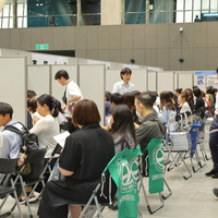 各大学の説明を熱心に聞き入る参加者たち