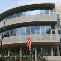 学園創立150周年記念事業の一環として今夏竣工した多目的棟（仮称）の外観