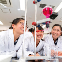 学び方…理科実験のようす