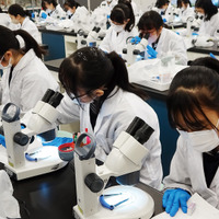 「リケジョ」の言葉誕生のずっと以前から、理系進学者が伝統的に多いのも特徴のひとつ