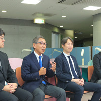 左から、まなびコーチング 工藤康平氏、相洋高校 小林悟校長、特進コース主事 大学受験講座運用室長 小髙二郎先生、まなびコーチング 安藤健治氏